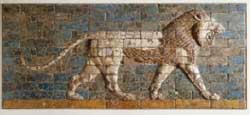 Изразцы - лев; декор улицы, ведущей к воротам Иштар. Начало VI в. до н. э., правление Навуходоносора II, Вавилон.